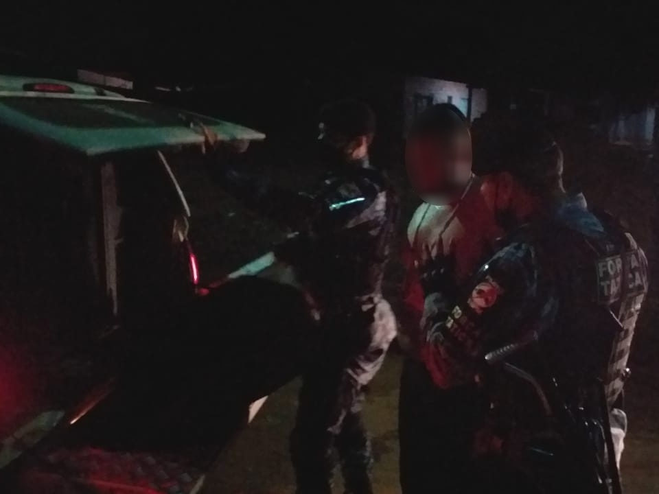 Motociclista embriagado é preso por agredir mãe e filho em posto de combustíveis