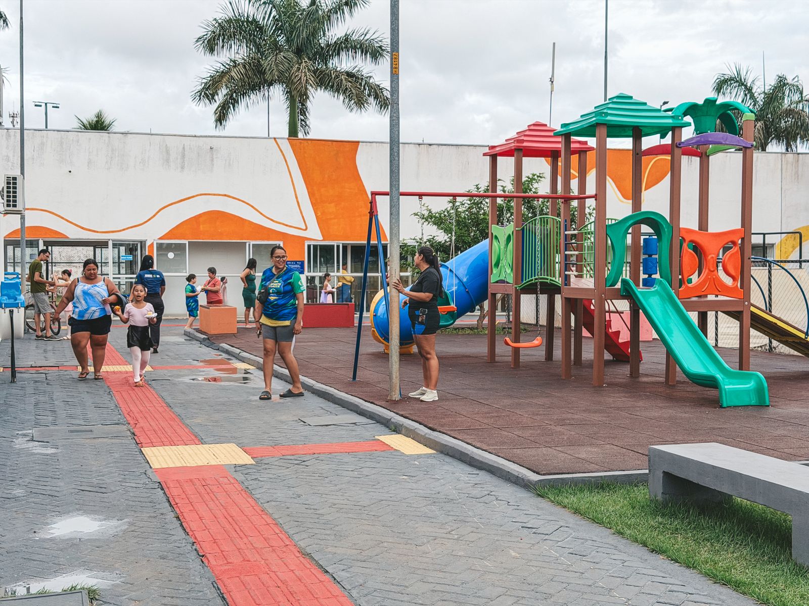 Praça CEU revitalizada volta a reunir famílias